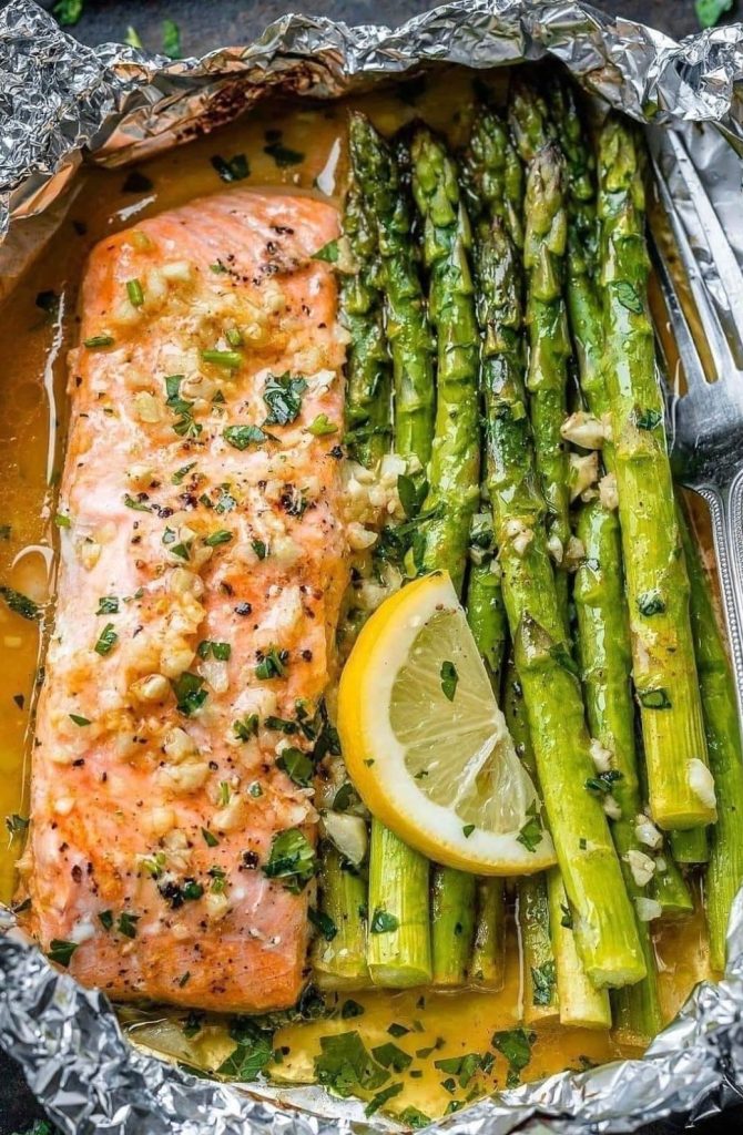 Baked salmon with asparagus sauce, lemon, garlic and butter!!